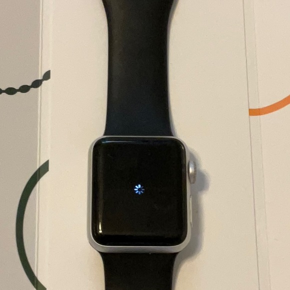 Series 3 Apple Watch 38 mm Case black sports band excellent condition box includ - Picture 3 of 16